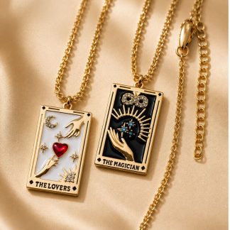 Pingente Carta de Tarot com zircónias e detalhes esmaltados (Fio Incluído)